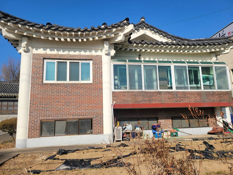 담 넘어로 본 안자묘(安子廟)
