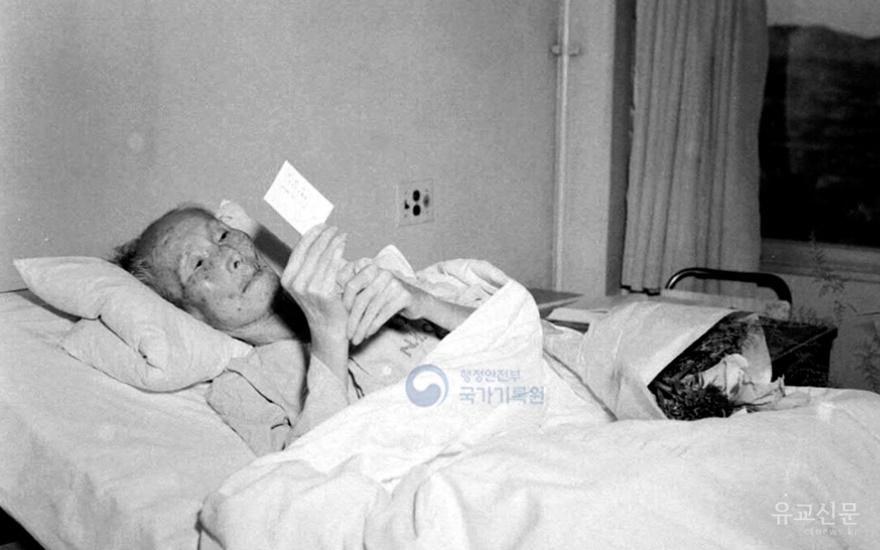 원호처 연금자료를 보는 심산 김창숙(편집수정).jpg