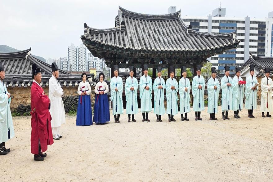 음력 삼월 삭일 분향을 위해 유림들이 명륜당 강학마당에 입정해 있다.(편집수정).jpg