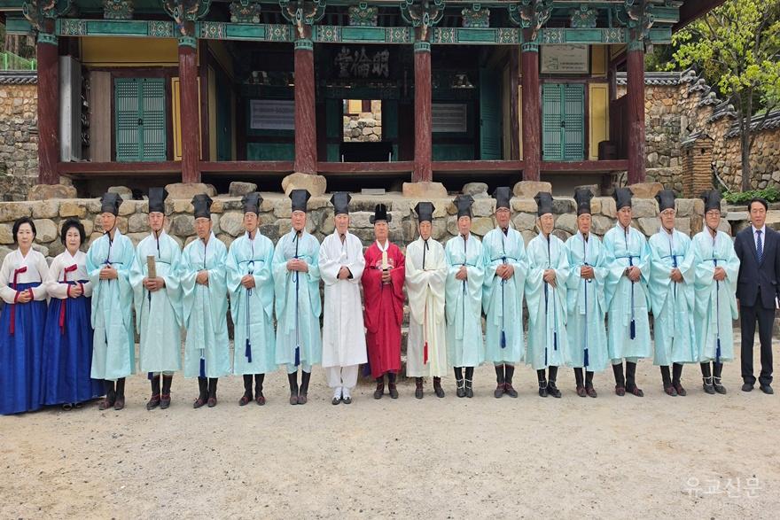 명륜당 강학마당에서 사진촬영을 하고 있다.(편집수정).jpg