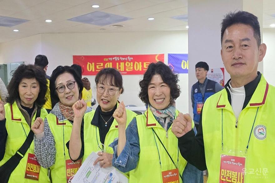 기장체육관에서 봉사화롱 중 사진촬영을 하고 있다.(수정).jpg